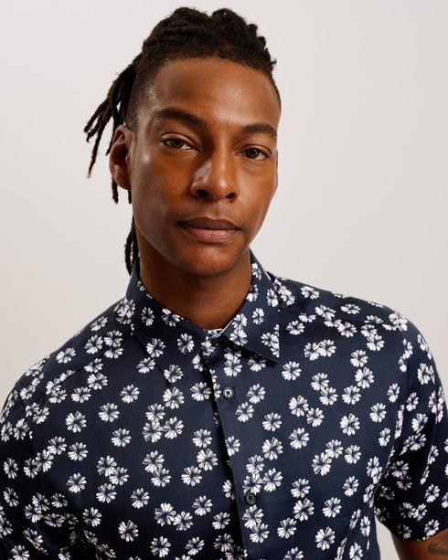 ALFANSO-Shirts-Breathe new life into your shirt collection with ALFANSO. This shirt boasts a bold floral print that's ideal for switching up your smart casual outfits. The slim fit and classic collar keep that tailored feel, whilst the short sleeves and cotton blend material make sure you'll feel comfortable. Shirt Floral print Cotton blend Short sleeves Classic collar Slim fit Button fastening with T thread detail Ty is 6'1" / 1.86m and wears Navy in a Ted size 3- Ted Baker Romania